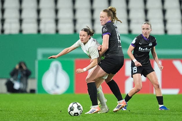 11 03 2025, xydrx, Soccer, DFB Pokal Quarterfinal Women, SGS Essen SV Werder Bremen, Season 2025 2026, Stadion an der Hafenstraße Chiara D Angelo SV Werder Bremen, 2 in duel against Laura Pucks SGS Essen, 15 DFB regulations prohibit any use of photographs as image sequences and or quasi video Copyright: HMBxMedia YannisxDreimann