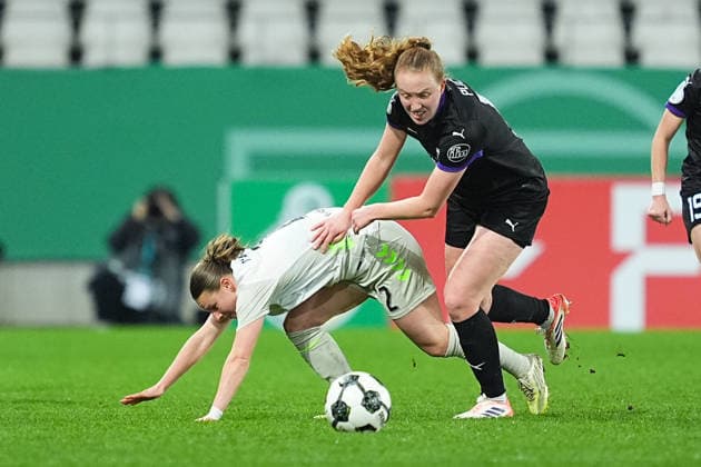 11 03 2025, xydrx, Soccer, DFB Pokal Quarterfinal Women, SGS Essen SV Werder Bremen, Season 2025 2026, Stadion an der Hafenstraße Chiara D Angelo SV Werder Bremen, 2 in duel against Laura Pucks SGS Essen, 15 DFB regulations prohibit any use of photographs as image sequences and or quasi video Copyright: HMBxMedia YannisxDreimann
