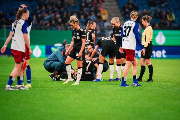 DFB Pokal Frauen Hamburger SV vs FC Bayern München,11 03 2026 Giulia Gwinn FC Bayern München, 7 liegt am Boden Fußball, DFB Pokal Frauen, Viertelfinale Hamburger SV vs FC Bayern München am 11 03 2026 im Volksparkstadion, Hamburg DFB REGULATIONS PROHIBIT ANY USE OF PHOTOGRAPHS AS IMAGE SEQUENCES AND OR QUASI VIDEO Copyright: xBEAUTIFULxSPORTS Tonhäuserx