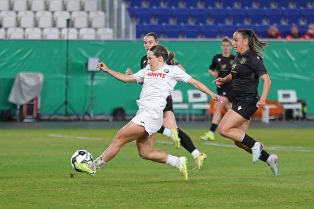 DFB Pokal Frauen FC Carl Zeiss Jena SC Sand 1946 11 03 26 Pija Reininger 9, SC Sand with a scoring chance, Nelly Juckel 31, Carl Zeiss Jena runs behind Football, DFB Pokal Frauen, Viertelfinale FC Carl Zeiss Jena vs SC Sand 1946 am 11 03 26 im Ernst Abbe Sportfeld ad hoc arena, Jena DFL REGULATIONS PROHIBIT ANY USE OF PHOTOGRAPHS AS IMAGE SEQUENCES AND OR QUASI VIDEO Copyright: xBEAUTIFULxSPORTS JanxKaeferx