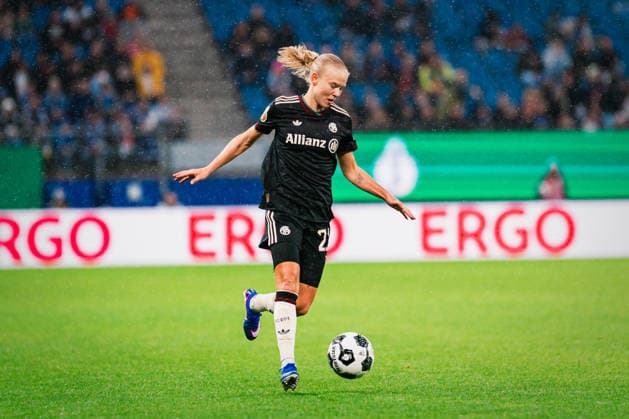 DFB Pokal Frauen Hamburger SV vs FC Bayern München,11 03 2026 Pernille Harder FC Bayern München, 21 am Ball Fußball, DFB Pokal Frauen, Viertelfinale Hamburger SV vs FC Bayern München am 11 03 2026 im Volksparkstadion, Hamburg DFB REGULATIONS PROHIBIT ANY USE OF PHOTOGRAPHS AS IMAGE SEQUENCES AND OR QUASI VIDEO Copyright: xBEAUTIFULxSPORTS Tonhäuserx