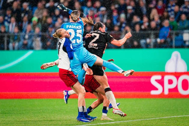 DFB Pokal Women Hamburger SV vs FC Bayern Munich,11 03 2026 Lea Paulick Hamburger SV, 25 bangs together with Paulina Bartz Hamburger SV, 37 Soccer, DFB Pokal Women, Quarterfinal Hamburger SV vs FC Bayern Munich on 11 03 2026 at Volksparkstadion, Hamburg DFB REGULATIONS PROHIBIT ANY USE OF PHOTOGRAPHS AS IMAGE SEQUENCES AND OR QUASI VIDEO Copyright: xBEAUTIFULxSPORTS Tonhäuserx