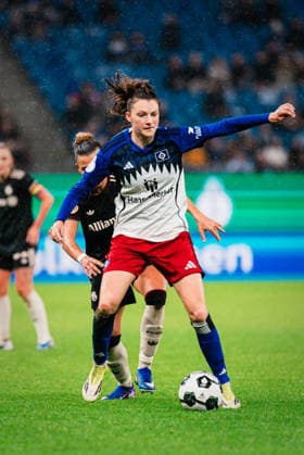 DFB Pokal Frauen Hamburger SV vs FC Bayern München,11 03 2026 Lotta Wrede Hamburger SV, 32 am Ball Fußball, DFB Pokal Frauen, Viertelfinale Hamburger SV vs FC Bayern München am 11 03 2026 im Volksparkstadion, Hamburg DFB REGULATIONS PROHIBIT ANY USE OF PHOTOGRAPHS AS IMAGE SEQUENCES AND OR QUASI VIDEO Copyright: xBEAUTIFULxSPORTS Tonhäuserx
