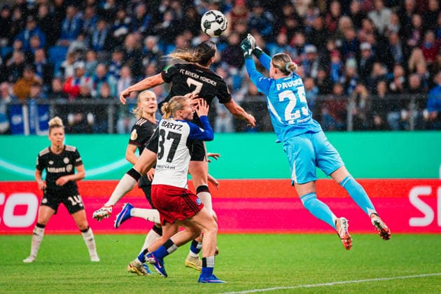 DFB Pokal Women Hamburger SV vs FC Bayern Munich,11 03 2026 Lea Paulick Hamburger SV, 25 bangs together with Paulina Bartz Hamburger SV, 37 Soccer, DFB Pokal Women, Quarterfinal Hamburger SV vs FC Bayern Munich on 11 03 2026 at Volksparkstadion, Hamburg DFB REGULATIONS PROHIBIT ANY USE OF PHOTOGRAPHS AS IMAGE SEQUENCES AND OR QUASI VIDEO Copyright: xBEAUTIFULxSPORTS Tonhäuserx