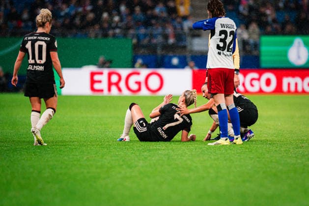 DFB Pokal Frauen Hamburger SV vs FC Bayern München,11 03 2026 Giulia Gwinn FC Bayern München, 7 liegt am Boden Fußball, DFB Pokal Frauen, Viertelfinale Hamburger SV vs FC Bayern München am 11 03 2026 im Volksparkstadion, Hamburg DFB REGULATIONS PROHIBIT ANY USE OF PHOTOGRAPHS AS IMAGE SEQUENCES AND OR QUASI VIDEO Copyright: xBEAUTIFULxSPORTS Tonhäuserx