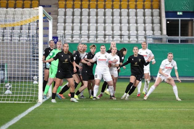DFB Pokal Frauen FC Carl Zeiss Jena SC Sand 1946 11 03 26 Crowd in front of Jena goal during a corner kick Soccer, DFB Pokal Frauen, Quarterfinal FC Carl Zeiss Jena vs SC Sand 1946 on 11 03 26 at Ernst Abbe Sportfeld ad hoc arena, Jena DFL REGULATIONS PROHIBIT ANY USE OF PHOTOGRAPHS AS IMAGE SEQUENCES AND OR QUASI VIDEO Copyright: xBEAUTIFULxSPORTS JanxKaeferx