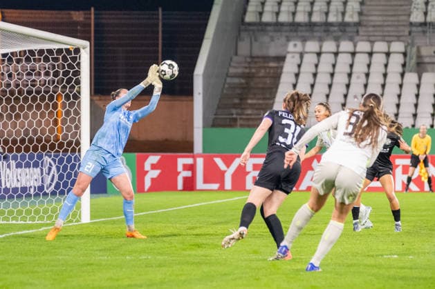 Luisa Palmen SGS Essen, 21 parries the shot of Mara Alber SV Werder Bremen, 37 SGS Essen vs SV Werder Bremen, Football, DFB Pokal Women, Quarterfinals, Season 2025 2026, 11 03 2026 DFL DFB Regulations prohibit any use of Photographs as image sequences and or Quasivideo SGS Essen vs SV Werder Bremen, Football, DFB Pokal Women, Quarterfinals, Season 2025 2026, 11 03 2026 Essen Copyright: xEibner-Pressefoto ThomasxHaeslerx EP_THR