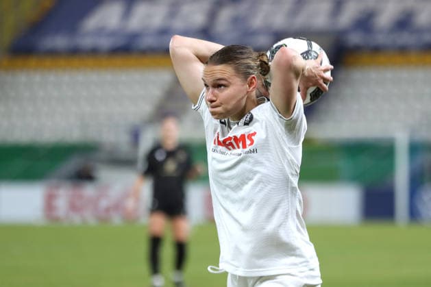 DFB Pokal Frauen FC Carl Zeiss Jena SC Sand 1946 11 03 26 Emily Yaple 14, SC Sand at throw-in Soccer, DFB Pokal Frauen, Viertelfinale FC Carl Zeiss Jena vs SC Sand 1946 am 11 03 26 im Ernst Abbe Sportfeld ad hoc arena, Jena DFL REGULATIONS PROHIBIT ANY USE OF PHOTOGRAPHS AS IMAGE SEQUENCES AND OR QUASI VIDEO Copyright: xBEAUTIFULxSPORTS JanxKaeferx