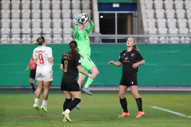 DFB Pokal Frauen FC Carl Zeiss Jena SC Sand 1946 11 03 26 Torwart Jasmin Janning 1, Carl Zeiss Jena fängt den Ball Fußball, DFB Pokal Frauen, Viertelfinale FC Carl Zeiss Jena vs SC Sand 1946 am 11 03 26 im Ernst Abbe Sportfeld ad hoc arena, Jena DFL REGULATIONS PROHIBIT ANY USE OF PHOTOGRAPHS AS IMAGE SEQUENCES AND OR QUASI VIDEO Copyright: xBEAUTIFULxSPORTS JanxKaeferx