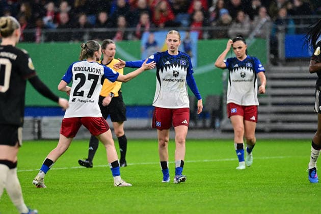 Soccer I Women I 2025 2026 season I DFB Cup I Quarter-final I Hamburger SV FC Bayern Munich I 11 03 2026 Maria Mikolajova 27, Hamburger SV and Paulina Bartz 37, Hamburger SV high-five, their attack earning a corner kick Hamburg Volksparkstadion Hamburg Germany Copyright: xLobeca WolfxGebhardtx