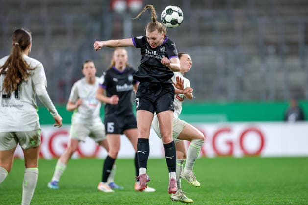 2026 03 11, Football, DFB Cup Women, SGS Essen SV Werder Bremen, Quarterfinals, Stadion an der Hafenstraße, Women, Season 2025 2026 Maike Berentzen SGS Essen 13 in duel against Chiara D Angelo Werder Bremen 02 DFB regulations prohibit any use of photographs as image sequences and or quasi video Nordrhein Westfalen Germany