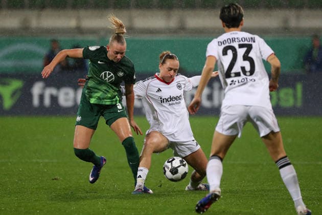 VfL vs Frankfurt, DFB Pokal Women Wolfsburg, 11 03 2026, Football, Women, VfL Wolfsburg vs Eintracht Frankfurt, Quarterfinal DFB Pokal, Season 2025 2026 Ella Paddemors VfL Wolfsburg , Lisanne Gräwe Eintracht Frankfurt AOK Stadion Germany