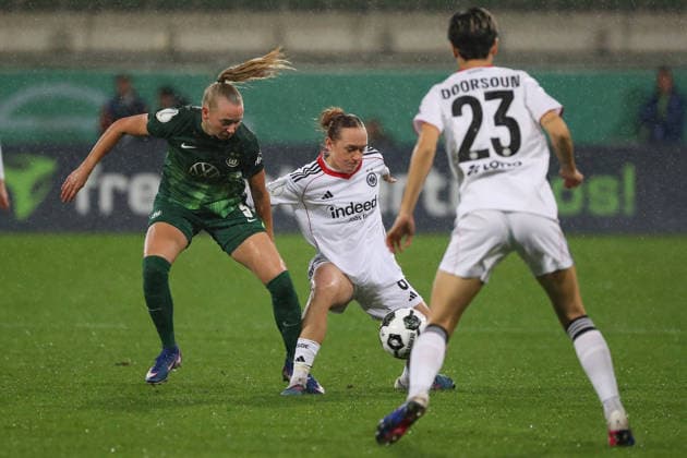 VfL vs Frankfurt, DFB Pokal Women Wolfsburg, 11 03 2026, Football, Women, VfL Wolfsburg vs Eintracht Frankfurt, Quarterfinal DFB Pokal, Season 2025 2026 Ella Paddemors VfL Wolfsburg , Lisanne Gräwe Eintracht Frankfurt AOK Stadion Germany