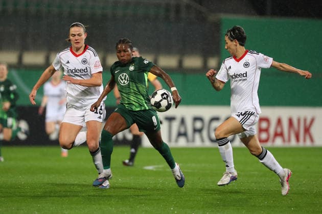 VfL vs Frankfurt, DFB Pokal Women Wolfsburg, 11 03 2026, Football, Women, VfL Wolfsburg vs Eintracht Frankfurt, Quarterfinal DFB Pokal, Season 2025 2026 Marthine Ostenstad Eintracht Frankfurt , Lineth Beerensteyn VfL Wolfsburg , Sara Doorsoun Eintracht Frankfurt AOK Stadion Germany