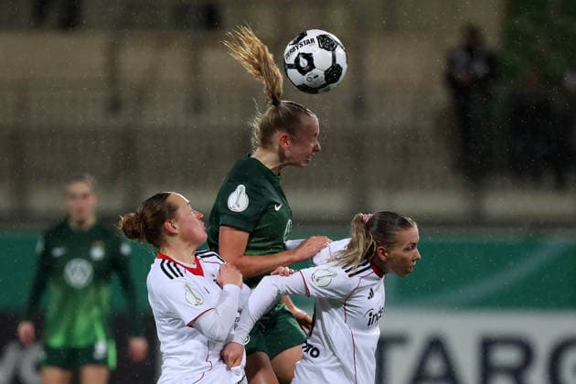 VfL vs. Frankfurt, DFB-Pokal Frauen Wolfsburg, 11.03.2026, Fußball, Frauen, VfL Wolfsburg vs. Eintracht Frankfurt, Viertelfinale DFB-Pokal, Saison 2025 2026. Lisanne Gräwe (Eintracht Frankfurt) Ella Paddemors (VfL Wolfsburg), Elisa Senß (Eintracht Frankfurt) AOK Stadion Deutschland *** VfL vs Frankfurt, DFB Pokal Women Wolfsburg, 11 03 2026, Football, Women, VfL Wolfsburg vs Eintracht Frankfurt, Quarterfinal DFB Pokal, Season 2025 2026 Lisanne Gräwe Eintracht Frankfurt Ella Paddemors VfL Wolfsburg , Elisa Senß Eintracht Frankfurt AOK Stadion Germany