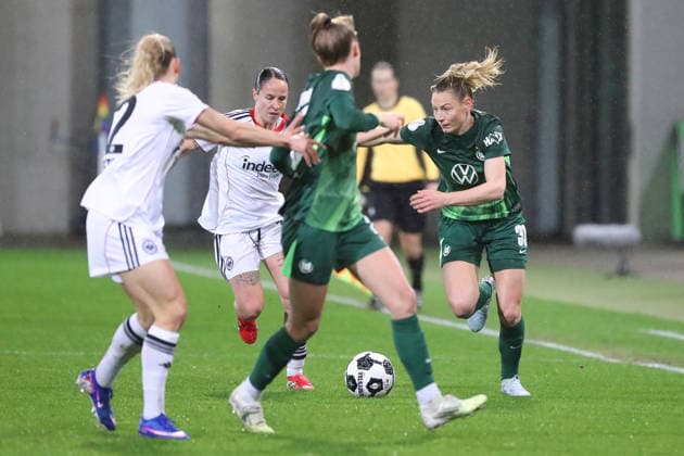 VfL vs Frankfurt, DFB Pokal Women Wolfsburg, 11 03 2026, Football, Women, VfL Wolfsburg vs Eintracht Frankfurt, Quarterfinal DFB Pokal, Season 2025 2026 Gerladine Reuteler Eintracht Frankfurt , Sarai Linder VfL Wolfsburg AOK Stadion Germany