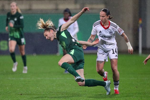 VfL vs Frankfurt, DFB Pokal Women Wolfsburg, 11 03 2026, Football, Women, VfL Wolfsburg vs Eintracht Frankfurt, Quarterfinal DFB Pokal, Season 2025 2026 Sarai Linder VfL Wolfsburg , Gerladine Reuteler Eintracht Frankfurt AOK Stadion Germany