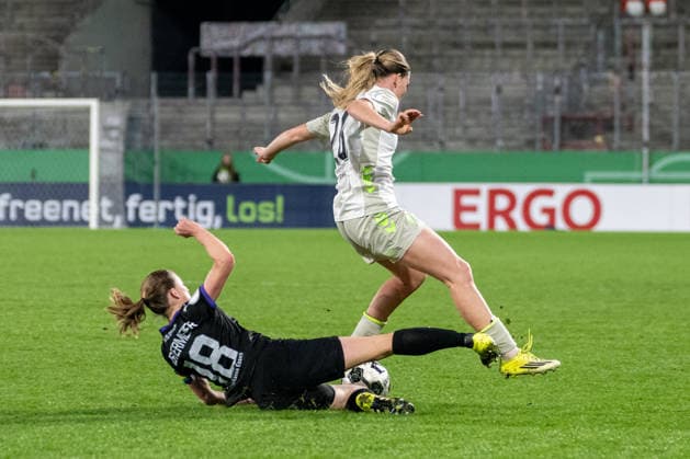 Duel between Lena Ostermeier SGS Essen, 18 and Juliane Wirtz SV Werder Bremen, 28 SGS Essen vs SV Werder Bremen, Football, DFB Pokal Frauen, Viertelfinale, Saison 2025 2026, 11 03 2026 DFL DFB Regulations prohibit any use of Photographs as image sequences and or Quasivideo SGS Essen vs SV Werder Bremen, Football, DFB Pokal Frauen, Viertelfinale, Saison 2025 2026, 11 03 2026 Essen Copyright: xEibner-Pressefoto ThomasxHaeslerx EP_THR