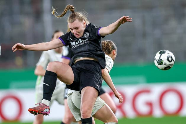 2026 03 11, Football, DFB Cup Women, SGS Essen SV Werder Bremen, Quarterfinals, Stadion an der Hafenstraße, Women, Season 2025 2026 Maike Berentzen SGS Essen 13 in duel against Chiara D Angelo Werder Bremen 02 DFB regulations prohibit any use of photographs as image sequences and or quasi video Nordrhein Westfalen Germany