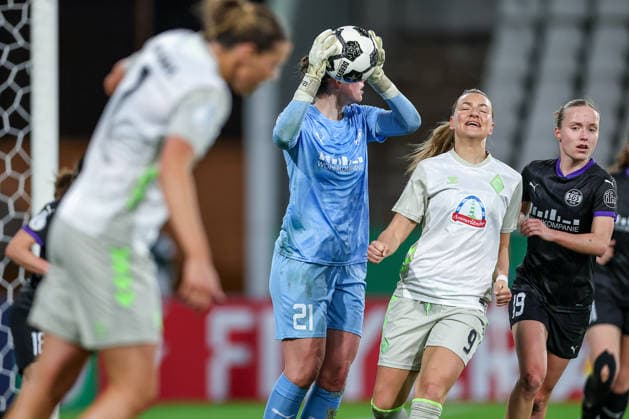 2026 03 11, Football, DFB Pokal Women, SGS Essen SV Werder Bremen, Quarterfinals, Stadion an der Hafenstraße, Women, Season 2025 2026 Medina Desic Werder Bremen 09 disappointed Disappointment next to goalkeeper Luisa Palmen SGS Essen 21 DFB regulations prohibit any use of photographs as image sequences and or quasi video Nordrhein Westfalen Germany
