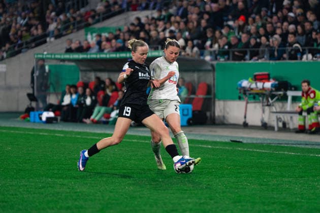 Chiara D Angelo of SV Werder Bremen and Beke Sterner of SGS Essen during the quarter final match of the DFB Pokal Frauen game between SGS Essen and SV Werder Bremen at Stadion an der Hafenstraße on March 11, 2026 in Essen, Germany Copyright: xLeoniexKiehlx xSPPx Sportspressphoto_SPR108102