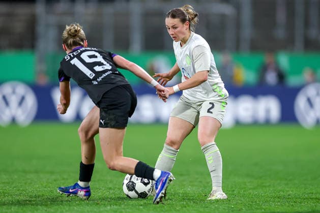 2026 03 11, Football, DFB Cup Women, SGS Essen SV Werder Bremen, Quarterfinals, Stadion an der Hafenstraße, Women, Season 2025 2026 Beke Sterner SGS Essen 19 in duel against Chiara D Angelo Werder Bremen 02 DFB regulations prohibit any use of photographs as image sequences and or quasi video Nordrhein Westfalen Germany