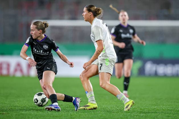 2026 03 11, Football, DFB Cup Women, SGS Essen SV Werder Bremen, Quarterfinals, Stadion an der Hafenstraße, Women, Season 2025 2026 Beke Sterner SGS Essen 19 in duel against Larissa Mühlhaus Werder Bremen 07 DFB regulations prohibit any use of photographs as image sequences and or quasi video North Rhine-Westphalia Germany