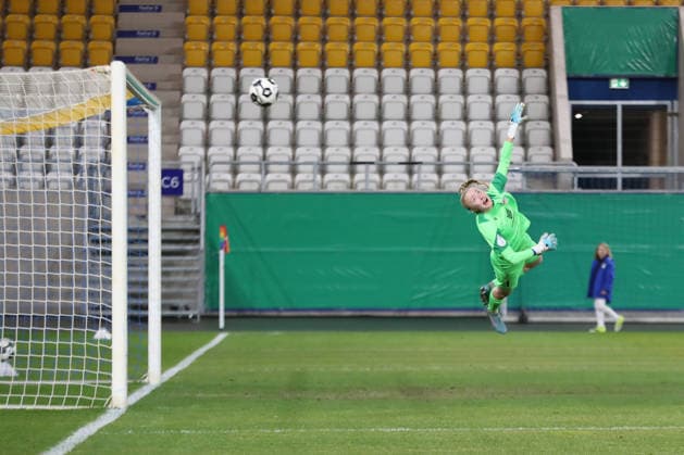 DFB Pokal Frauen FC Carl Zeiss Jena SC Sand 1946 11 03 26 equalizer to 1 1 for Sand goalkeeper Jasmin Janning 1, Carl Zeiss Jena flies in vain, the ball lands in the goal Football, DFB Pokal Frauen, Viertelfinale FC Carl Zeiss Jena vs SC Sand 1946 am 11 03 26 im Ernst Abbe Sportfeld ad hoc arena, Jena DFL REGULATIONS PROHIBIT ANY USE OF PHOTOGRAPHS AS IMAGE SEQUENCES AND OR QUASI VIDEO Copyright: xBEAUTIFULxSPORTS JanxKaeferx