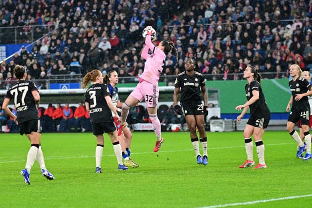 Soccer I Women I 2025 2026 season I DFB Cup I Quarter-final I Hamburger SV FC Bayern Munich I 11 03 2026 Ena Mahmutovic 32, FC Bayern Munich catches a free-kick Hamburg Volksparkstadion Hamburg Germany Copyright: xLobeca WolfxGebhardtx
