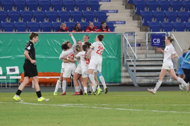 DFB Pokal Frauen FC Carl Zeiss Jena SC Sand 1946 11 03 26 Goal Cheers from the team of SC Sand after the goal to equalize 1 1 Soccer, DFB Pokal Frauen, Viertelfinale FC Carl Zeiss Jena vs SC Sand 1946 am 11 03 26 im Ernst Abbe Sportfeld ad hoc arena, Jena DFL REGULATIONS PROHIBIT ANY USE OF PHOTOGRAPHS AS IMAGE SEQUENCES AND OR QUASI VIDEO Copyright: xBEAUTIFULxSPORTS JanxKaeferx