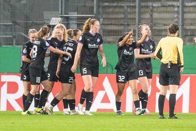 The Essen players celebrate the 1-0 goal by Ella Touon SGS Essen, 32 SGS Essen vs SV Werder Bremen, Football, DFB Pokal Women, Quarter-final, Season 2025 2026, 11 03 2026 DFL DFB Regulations prohibit any use of Photographs as image sequences and or Quasivideo SGS Essen vs SV Werder Bremen, Football, DFB Pokal Women, Quarter-final, Season 2025 2026, 11 03 2026 Essen Copyright: xEibner-Pressefoto ThomasxHaeslerx EP_THR