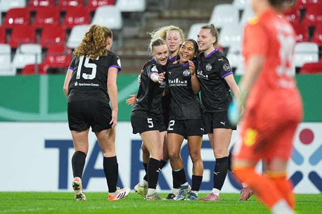 11 03 2025, xydrx, Soccer, DFB Pokal Quarterfinal Women, SGS Essen SV Werder Bremen, Season 2025 2026, Stadion an der Hafenstraße Goal celebration after the 1 0 goal for SGS Essen by goal scorer Ella Touon SGS Essen, 32 together with Julie Terlinden SGS Essen, 2 and Maike Berentzen SGS Essen, 13 Laura Pucks SGS Essen, 15 and Paula Flach SGS Essen, 5 DFB regulations prohibit any use of photographs as image sequences and or quasi video Copyright: HMBxMedia YannisxDreimann