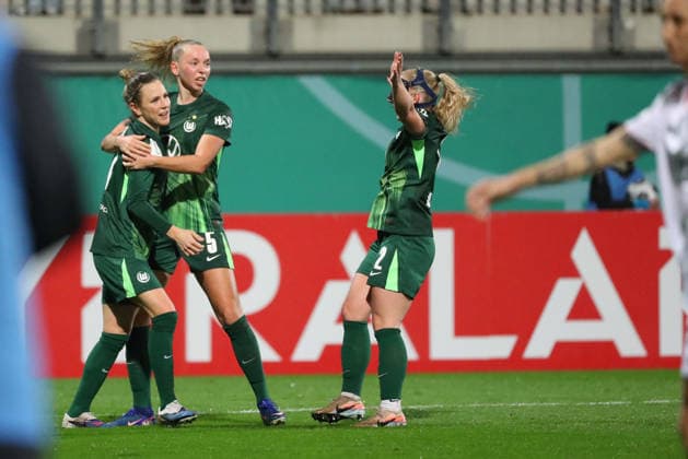 VfL vs Frankfurt, DFB Pokal Women Wolfsburg, 11 03 2026, Football, Women, VfL Wolfsburg vs Eintracht Frankfurt, Quarterfinal DFB Pokal, Season 2025 2026 Svenja Huth VfL Wolfsburg cheers with the team after her goal for 1 0 AOK Stadion Germany