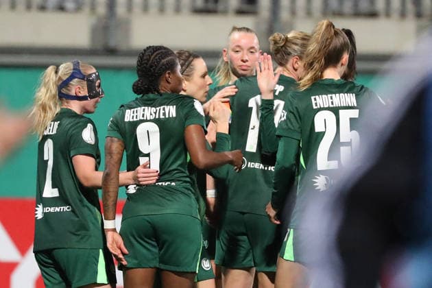 VfL vs Frankfurt, DFB Pokal Women Wolfsburg, 11 03 2026, Football, Women, VfL Wolfsburg vs Eintracht Frankfurt, Quarterfinal DFB Pokal, Season 2025 2026 Svenja Huth VfL Wolfsburg cheers with the team after her goal for 1 0 AOK Stadion Germany
