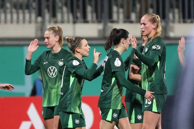 VfL vs Frankfurt, DFB Pokal Women Wolfsburg, 11 03 2026, Football, Women, VfL Wolfsburg vs Eintracht Frankfurt, Quarterfinal DFB Pokal, Season 2025 2026 Svenja Huth VfL Wolfsburg cheers with the team after her goal for 1 0 AOK Stadion Germany