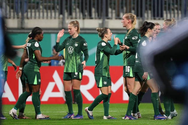 VfL vs Frankfurt, DFB Pokal Women Wolfsburg, 11 03 2026, Football, Women, VfL Wolfsburg vs Eintracht Frankfurt, Quarterfinal DFB Pokal, Season 2025 2026 Svenja Huth VfL Wolfsburg cheers with the team after her goal for 1 0 AOK Stadion Germany