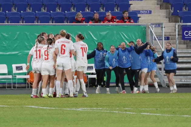 DFB Pokal Frauen FC Carl Zeiss Jena SC Sand 1946 11 03 26 Goal Cheers from the team of SC Sand on and off the pitch equalizer to 1 1 Soccer, DFB Pokal Frauen, Viertelfinale FC Carl Zeiss Jena vs SC Sand 1946 am 11 03 26 im Ernst Abbe Sportfeld ad hoc arena, Jena DFL REGULATIONS PROHIBIT ANY USE OF PHOTOGRAPHS AS IMAGE SEQUENCES AND OR QUASI VIDEO Copyright: xBEAUTIFULxSPORTS JanxKaeferx