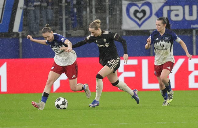 Maria Mikolajova HSV , Franziska Kett FC Bayern Muenchen Football, Season 2025 2026, Women, DFB Cup, Quarterfinal, Volksparkstadion Hamburg, Hamburger SV vs FC Bayern Muenchen DFL REGULATIONS PROHIBIT ANY USE OF PHOTOGRAPHS AS IMAGE SEQUENCES AND OR QUASI VIDEO