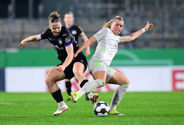 Soccer Women DFB Cup Season 2025 2026 Quarterfinal SGS Essen Werder Bremen on 11 03 2026 at the stadium at Hafenstraße in Essen Paulina Ruth Eugenie Platner SGS Essen , left Medina Desic Werder Bremen , right DFB regulations prohibit any use of photographs as image sequences and or quasi video Nordrhein Westfalen Germany