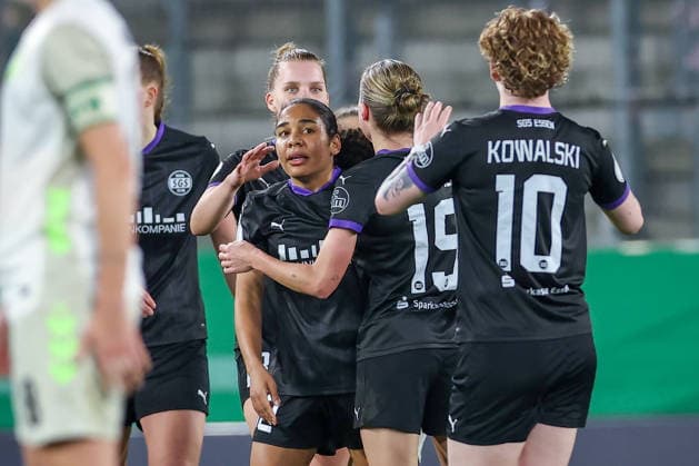 2026 03 11, Soccer, DFB Pokal Women, SGS Essen SV Werder Bremen, Quarterfinals, Stadion an der Hafenstraße, Women, Season 2025 2026 Goal celebration after the goal to 1 0 by scorer Ella Touon SGS Essen 32 together with Beke Sterner SGS Essen 19 Natasha Kowalski SGS Essen 10 DFB regulations prohibit any use of photographs as image sequences and or quasi video Nordrhein Westfalen Germany