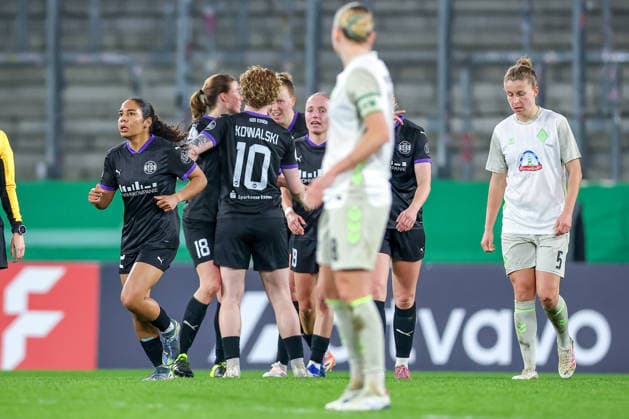 2026 03 11, Soccer, DFB Pokal Women, SGS Essen SV Werder Bremen, Quarterfinals, Stadion an der Hafenstraße, Women, Season 2025 2026 Goal celebration after the goal to 1 0 by scorer Ella Touon SGS Essen 32 together with Beke Sterner SGS Essen 19 Natasha Kowalski SGS Essen 10 DFB regulations prohibit any use of photographs as image sequences and or quasi video Nordrhein Westfalen Germany