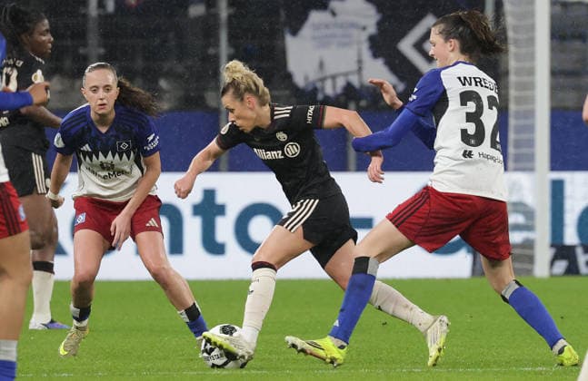 Linda Dallmann FC Bayern Muenchen , Lotta Wrede HSV Fußball, Saison 2025 2026, Frauen, DFB Pokal, Viertelfinale, Volksparkstadion Hamburg, Hamburger SV vs FC Bayern Muenchen DFL REGULATIONS PROHIBIT ANY USE OF PHOTOGRAPHS AS IMAGE SEQUENCES AND OR QUASI VIDEO