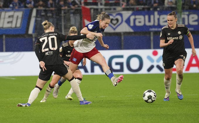Franziska Kett FC Bayern Muenchen tries to stop Maria Mikolajova HSV Football, Season 2025 2026, Women, DFB Pokal, Quarterfinal, Volksparkstadion Hamburg, Hamburger SV vs FC Bayern Muenchen DFL REGULATIONS PROHIBIT ANY USE OF PHOTOGRAPHS AS IMAGE SEQUENCES AND OR QUASI VIDEO