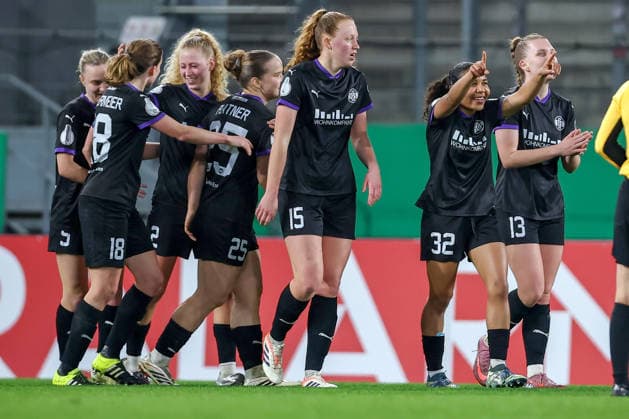 2026 03 11, Soccer, DFB Cup Women, SGS Essen SV Werder Bremen, Quarterfinals, Stadion an der Hafenstraße, Women, Season 2025 2026 Goal celebration after the goal to 1 0 by scorer Ella Touon SGS Essen 32 together with Lena Ostermeier SGS Essen 18 Laura Pucks SGS Essen 15 Maike Berentzen SGS Essen 13 Paulina Platner SGS Essen 25 DFB regulations prohibit any use of photographs as image sequences and or quasi video North Rhine-Westphalia Germany