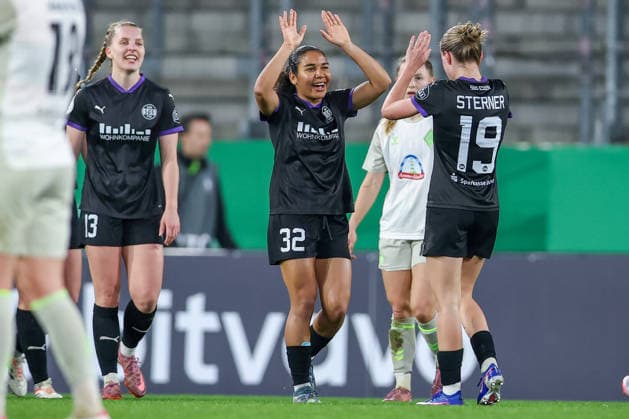 2026 03 11, Soccer, DFB Cup Women, SGS Essen SV Werder Bremen, Quarterfinals, Stadion an der Hafenstraße, Women, Season 2025 2026 Goal celebration after the goal to 1 0 by scorer Ella Touon SGS Essen 32 together with Maike Berentzen SGS Essen 13 Beke Sterner SGS Essen 19 DFB regulations prohibit any use of photographs as image sequences and or quasi video Nordrhein Westfalen Germany