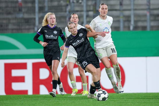 2026 03 11, Soccer, DFB Cup Women, SGS Essen SV Werder Bremen, Quarterfinals, Stadion an der Hafenstraße, Women, Season 2025 2026 Paulina Platner SGS Essen 25 in duel against Lina Hausicke Werder Bremen 18 DFB regulations prohibit any use of photographs as image sequences and or quasi video Nordrhein Westfalen Germany