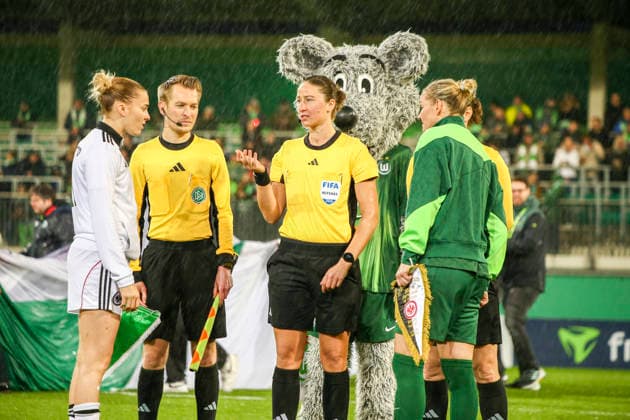 Germany Soccer DFB Pokal Women 2025 2026, Quarterfinal VfL Wolfsburg vs Eintracht Frankfurt AOK Stadion Wolfsburg Referee Franziska Wildfeuer 1 Assistant Simone Jakob 2 Assistant Adrian Mazurkiewicz Alexandra Popp VfL Wolfsburg Women, 11 Laura Freigang Eintracht Frankfurt Women, 10 Wolfsburg Copyright: xAymanxAlahmedx