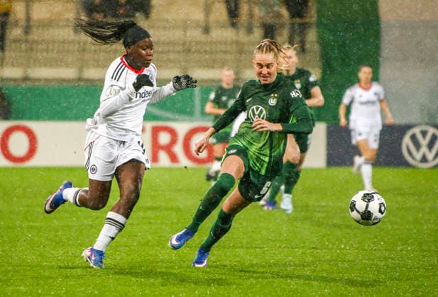 Germany Soccer DFB Pokal Women 2025 2026, Quarterfinal VfL Wolfsburg vs Eintracht Frankfurt AOK Stadion Wolfsburg Nicole Anyomi Eintracht Frankfurt Women, 19 Janina Minge VfL Wolfsburg Women, 6 Wolfsburg Copyright: xAymanxAlahmedx