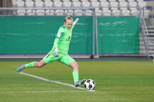DFB Pokal Frauen FC Carl Zeiss Jena SC Sand 1946 11 03 26 Goalkeeper Jasmin Janning 1, Carl Zeiss Jena at the kick-off Soccer, DFB Pokal Frauen, Viertelfinale FC Carl Zeiss Jena vs SC Sand 1946 am 11 03 26 im Ernst Abbe Sportfeld ad hoc arena, Jena DFL REGULATIONS PROHIBIT ANY USE OF PHOTOGRAPHS AS IMAGE SEQUENCES AND OR QUASI VIDEO Copyright: xBEAUTIFULxSPORTS JanxKaeferx