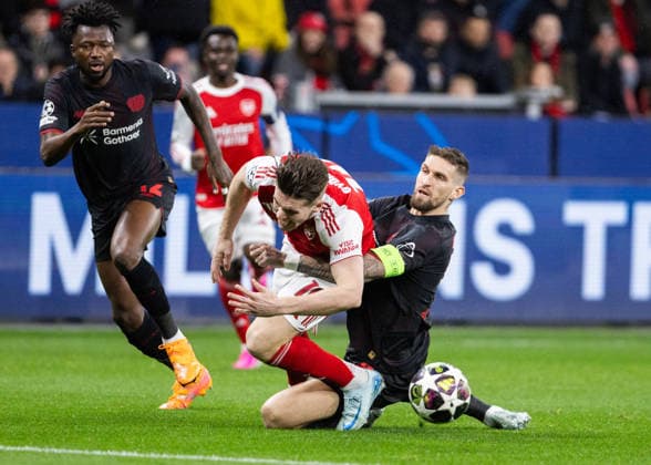 Leverkusen, Bayarena, 11 03 2026 Viktor Gyoekeres of Arsenal challenges Robert Andrich of Leverkusen during the Round 16 Championsleague match Bayer 04 Leverkusen vs FC Arsenal